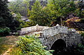 Rias della Galizia, Spagna - Castro Caldelas, un antico ponte che si scorge subito dopo il paese.